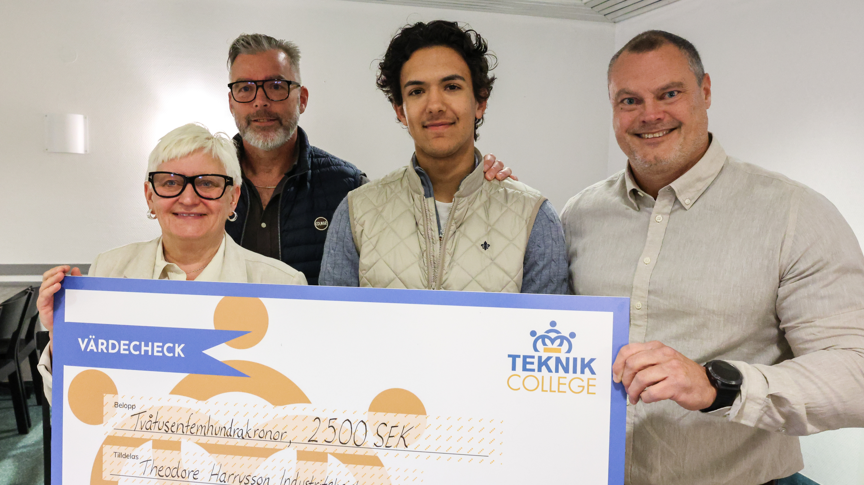 Gruppbild på rektor, företagsrepresentanter och stipendiat.